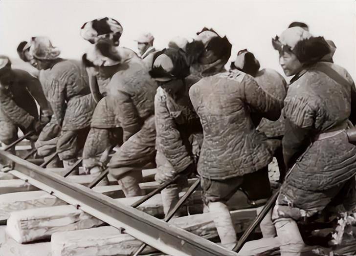 吸收铁路员工1200人为技术骨干,补入二线兵团8500人,组建了人民解放军