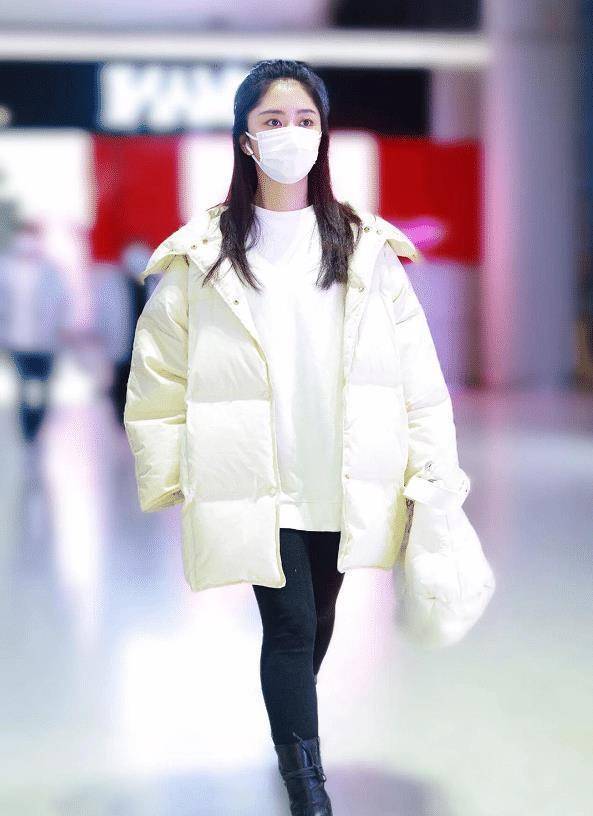 谭松韵个子虽小却会穿,穿羽绒服配无痕裤时尚减龄,31岁还似18岁_低调