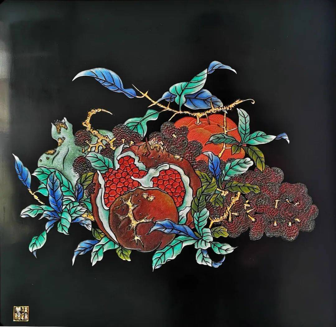 以阳刻起底,勾勒石榴,茎叶,橘子,局部再做浮雕,荔枝轮廓线条采用阴刻