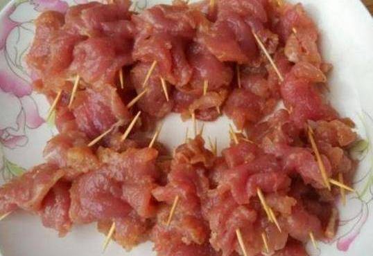 然后把腌好的肉用牙签串起来.