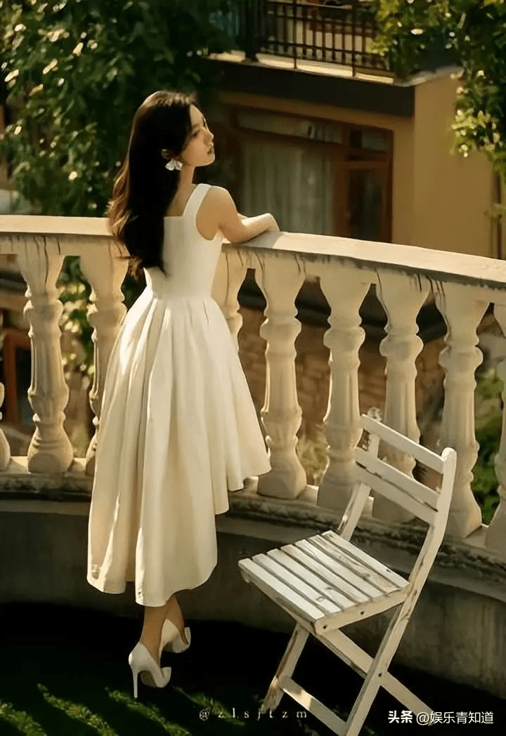 赵今麦穿吊带白裙事业线瞩目 发丝飘扬氛围感满满_时尚_感觉_形象