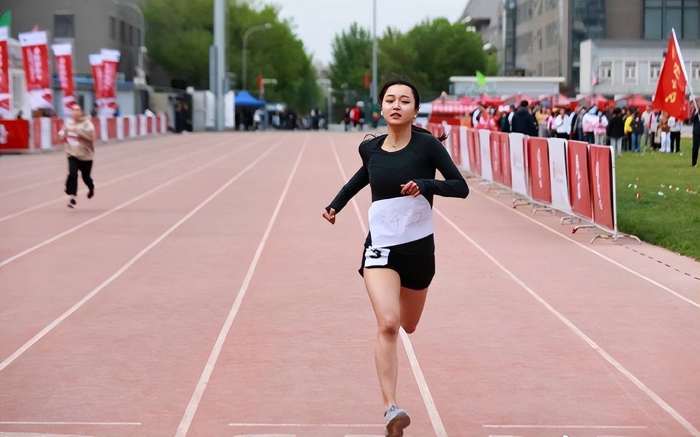 中国花滑队女神陈虹伊和朱易分享体能训练和参加比赛的写真_照片_身材