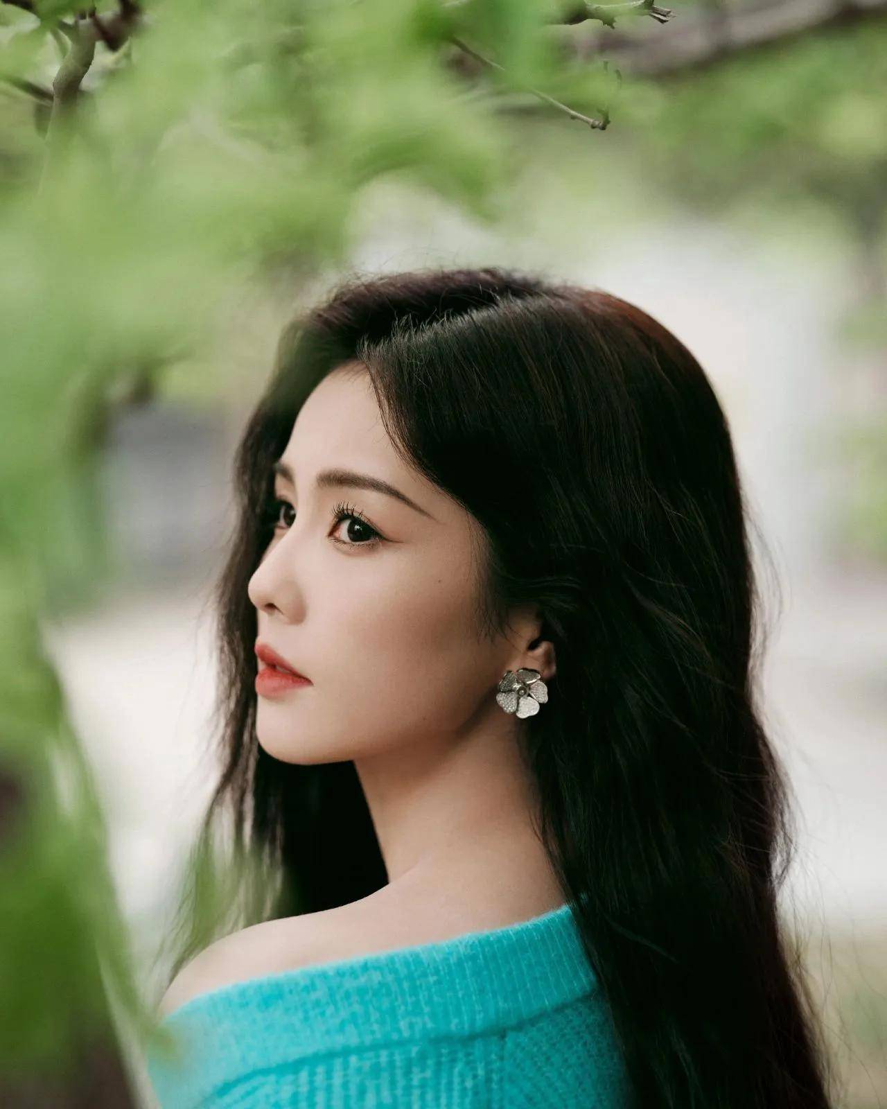 白鹿身穿青色针织外套,搭配皮短裙,让你感受春天的温暖_公园_季节