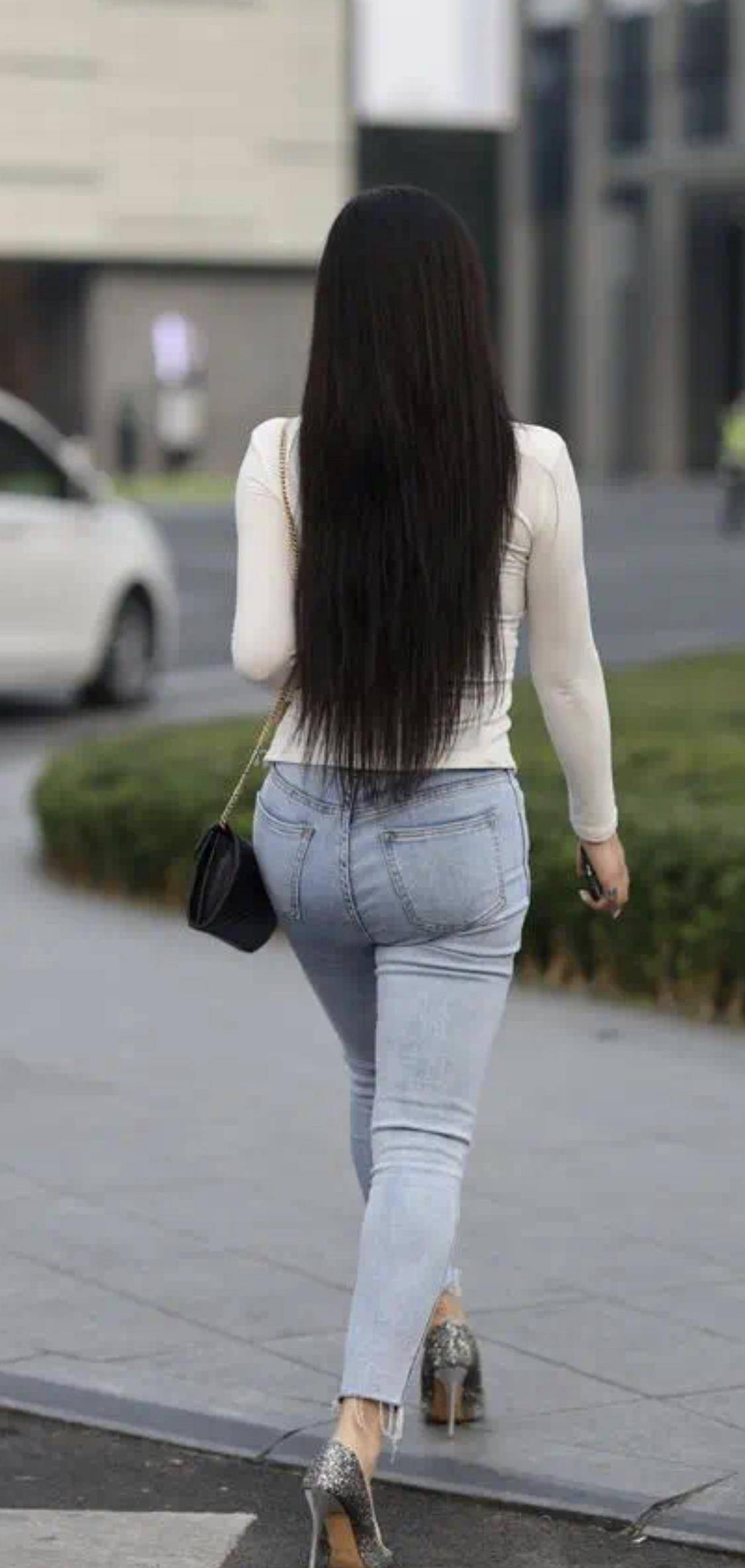 白色上衣配紧身牛仔裤,背影迷人又美丽,女人味十足