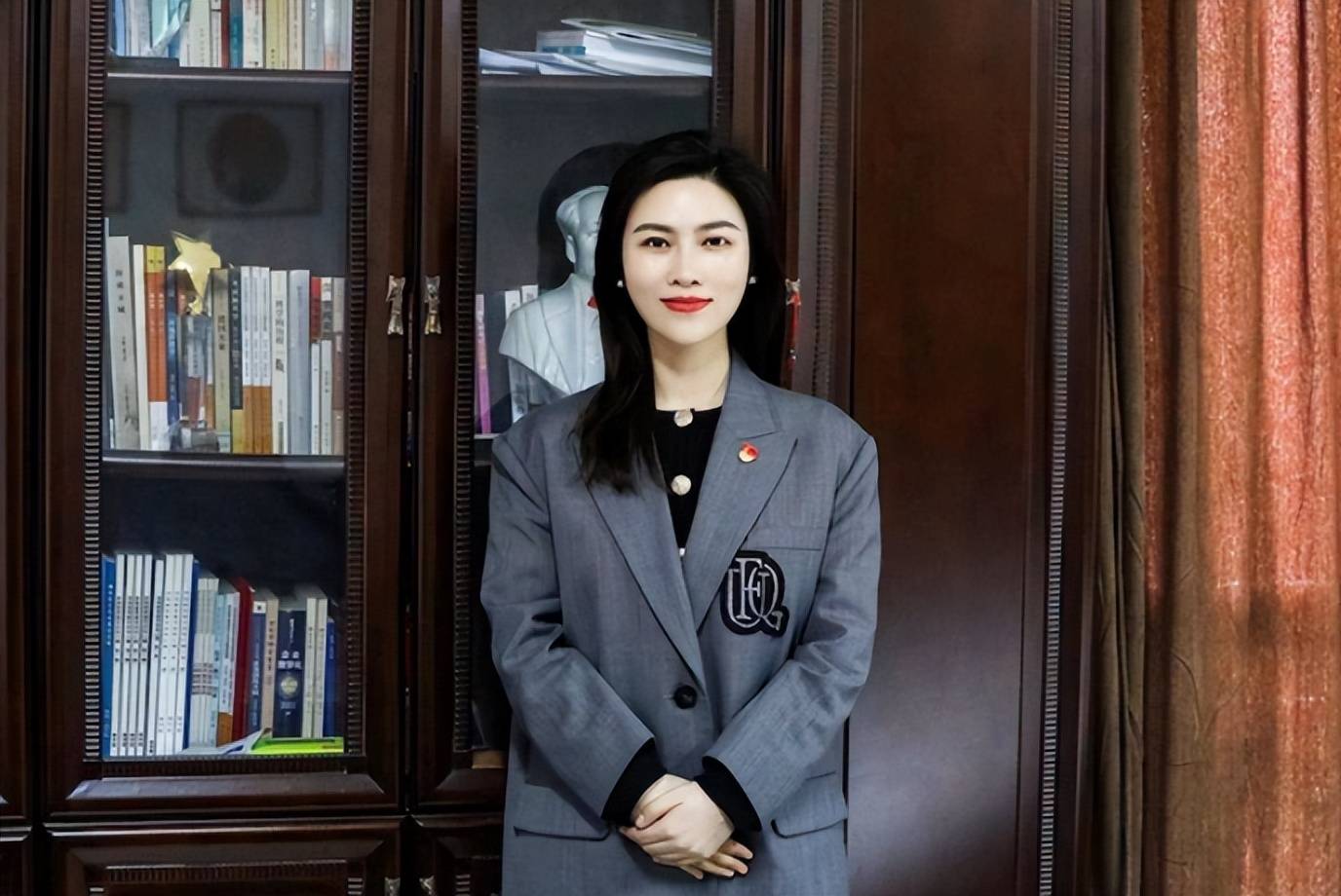 民办高校女副校长美出圈,却因网红脸引起热议_郑州_学历_硕士