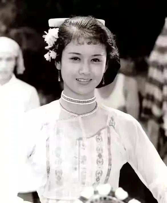 杨丽萍:20年不吃米饭,抽肋骨为了瘦腰,6厘米指甲随身30年_妈妈_因为