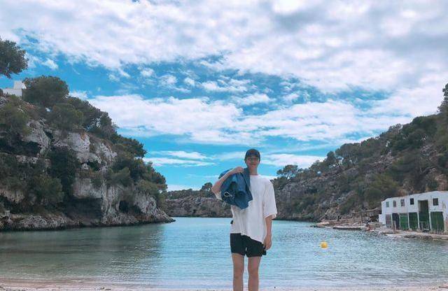 原创33岁李敏镐晒照,女友视觉太平洋肩厚实宽广,录音内容引粉丝期待