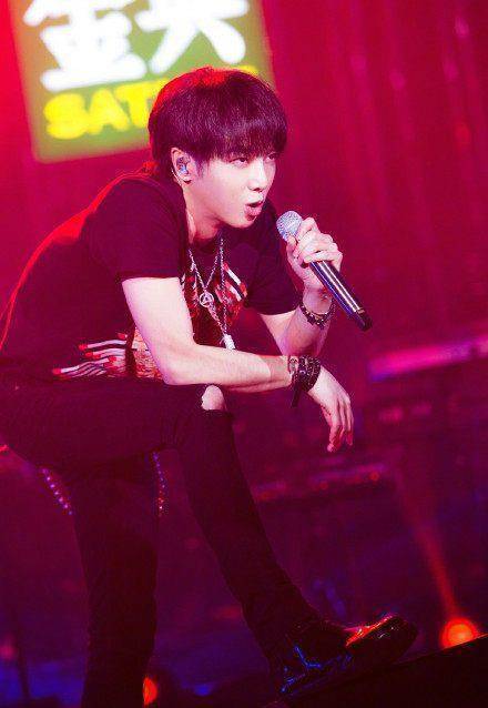 而春节档的最新一期,上一期的冠军kz谭定安首次献唱中文歌,而华晨宇则