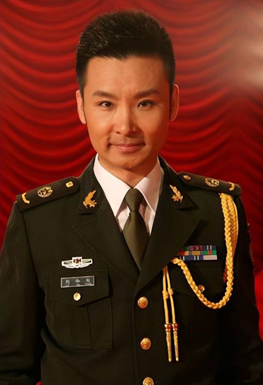 歌唱家刘和刚:娶世界小姐,让一家八口住一起,风光背后有心酸_父母