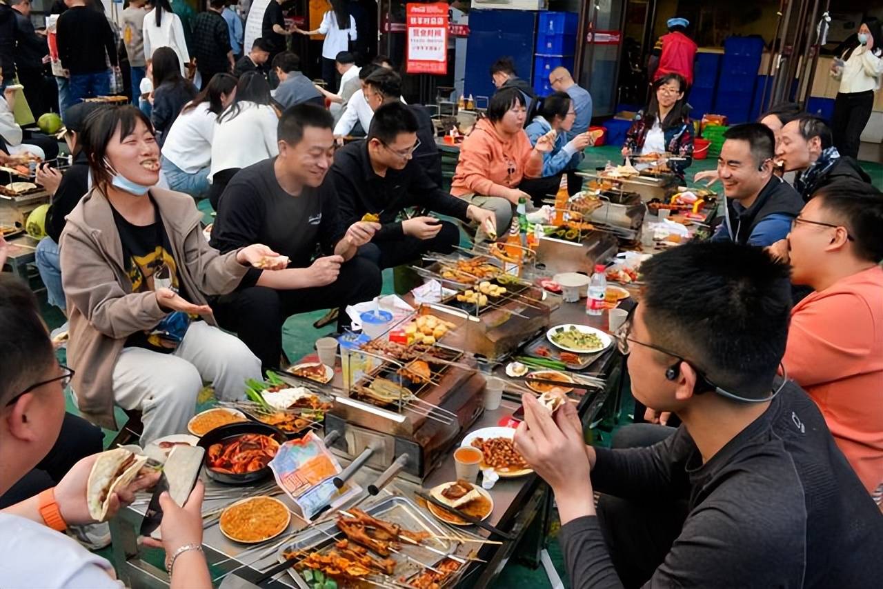 淄博烧烤小饼遭疯抢 老板暴瘦20斤,网友称就怕是一阵风