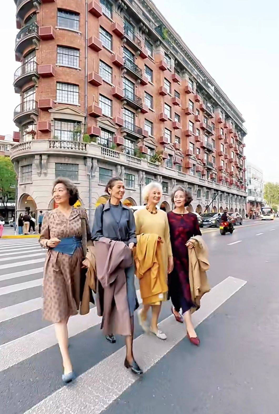 4位北京奶奶告诉你:穿裙过膝,鞋不带跟,白发不染,老了也优雅_气质