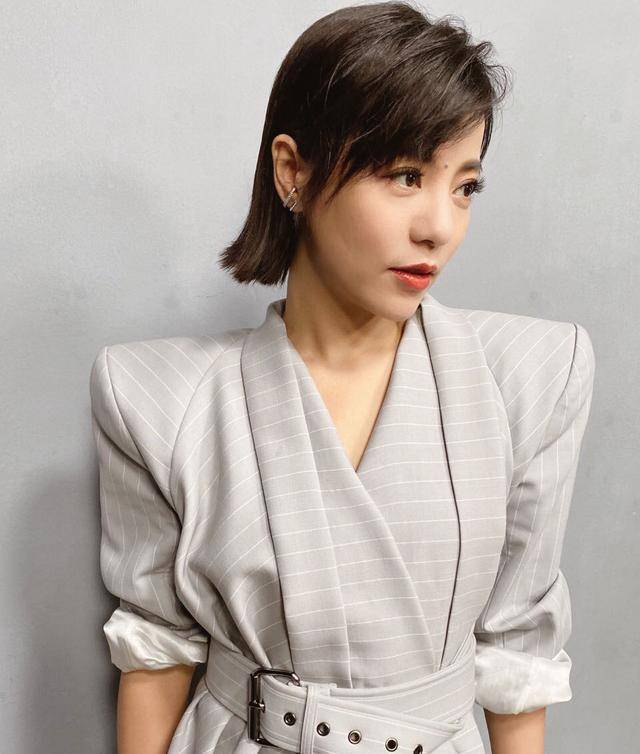 首档逆龄女团选秀"为主题,选手囊括圈中从艺数年的女明星,比如宁静