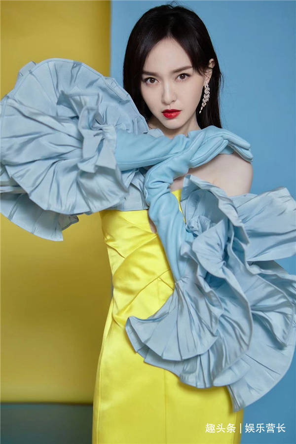 唐嫣罗晋牵手下班图好甜,唐嫣披着老公外套,低头温柔浅笑_活动_造型