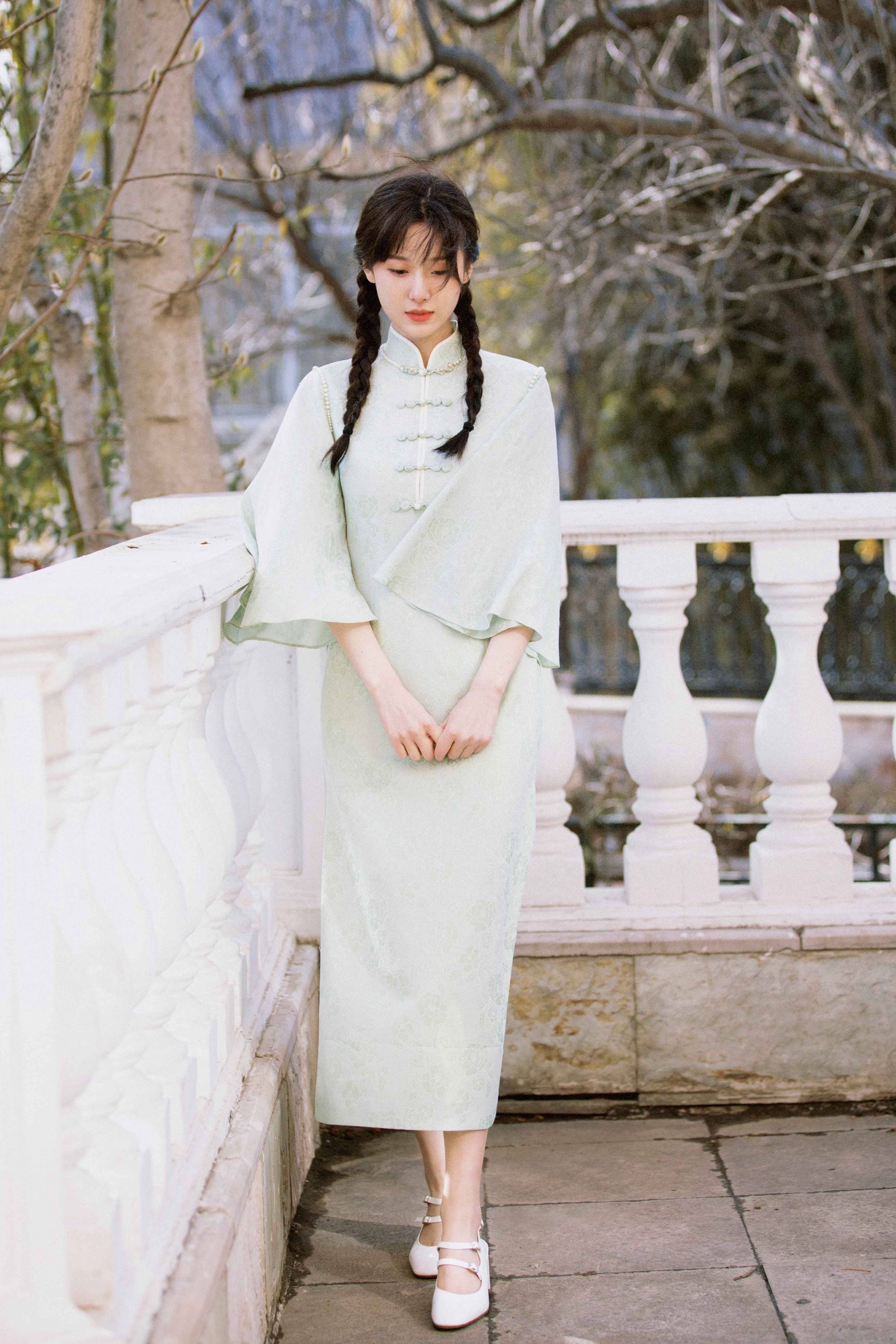 王子璇麻花辫旗袍青春风写真_网友_眼睛_五官
