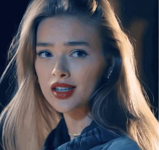 大反派女巫乌苏拉偷走了爱丽儿的声音以后,化身人形,以公主凡妮莎的