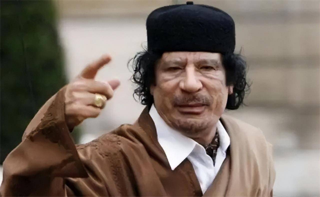 单手夹香烟,大口喝矿泉水,淡定回怼叛军_穆塔西姆_消息_苏尔特