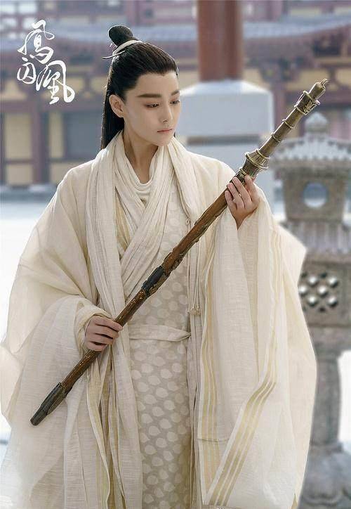 在群戏里面,颜值还是挺出挑的,不过跟旁边的男演员一对比,还是有明显