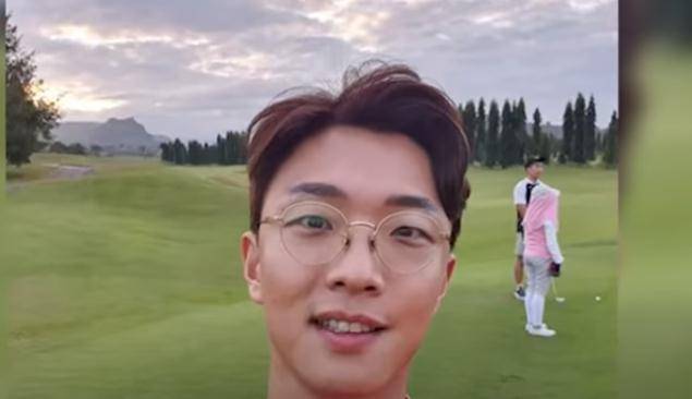 再过一段时间,就希望恩星只穿裙子因为你穿裙子真的很漂亮,我要多拍点