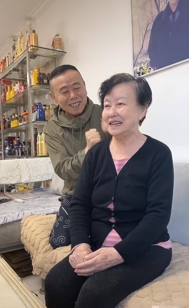 潘长江一家五口!86岁的妈妈看起来好幸福,女儿还不如她呢!