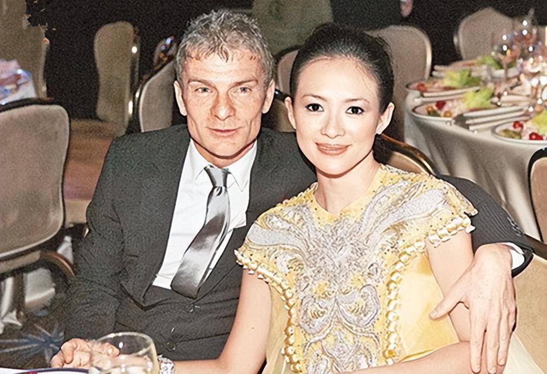 2009年1月,国内还嗖嗖冷时,章子怡已经和未婚夫vivi来到了热火朝天的