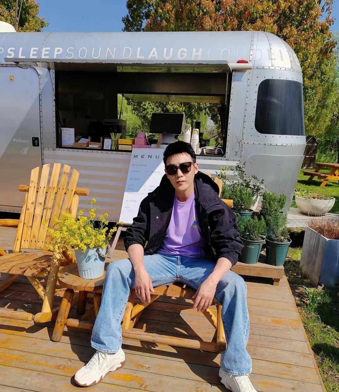 陆毅鲍蕾一家四口农场采摘,穿情侣装秀恩爱,两女儿身高优越抢镜