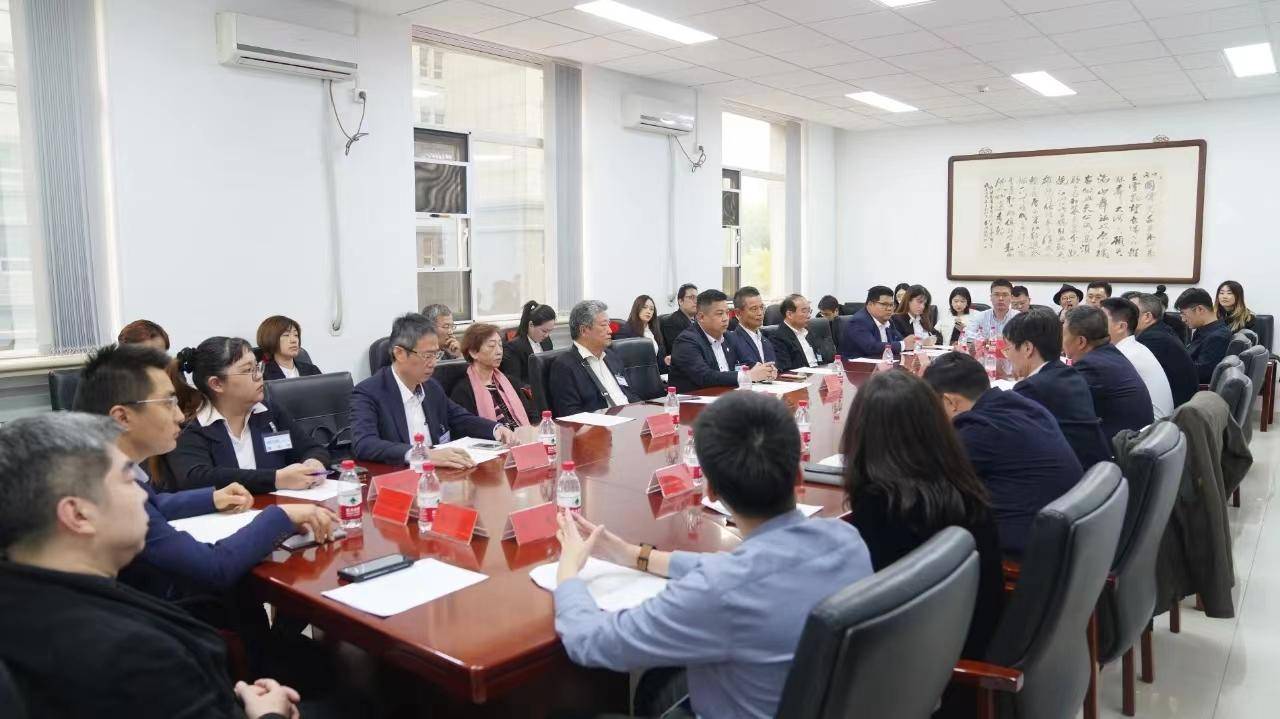 全国青联副秘书长许华平出席两岸青年交流活动 雷蒙服饰王喜成受邀参加 