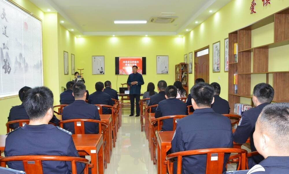 检查站携手图书馆开展"流动图书进警营传统文化润警心"活动_孝道_经典