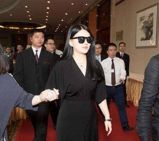 一般李湘王诗龄一起出门时,座驾换成路虎揽胜创世纪加长版!