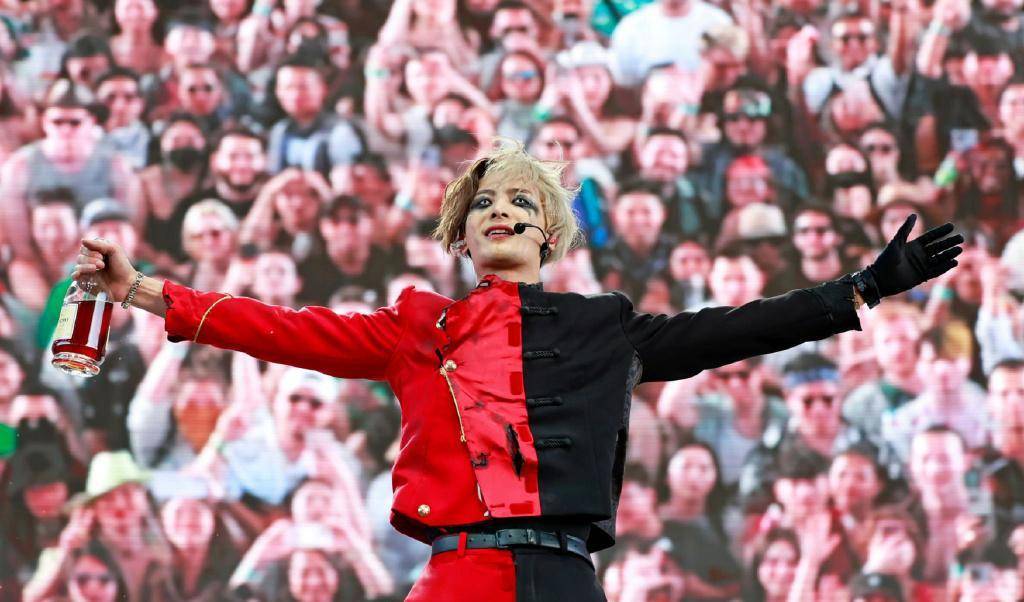 王嘉尔科切拉音乐节献唱《liar》,狂野精彩惊艳全场,为国人争气_表演