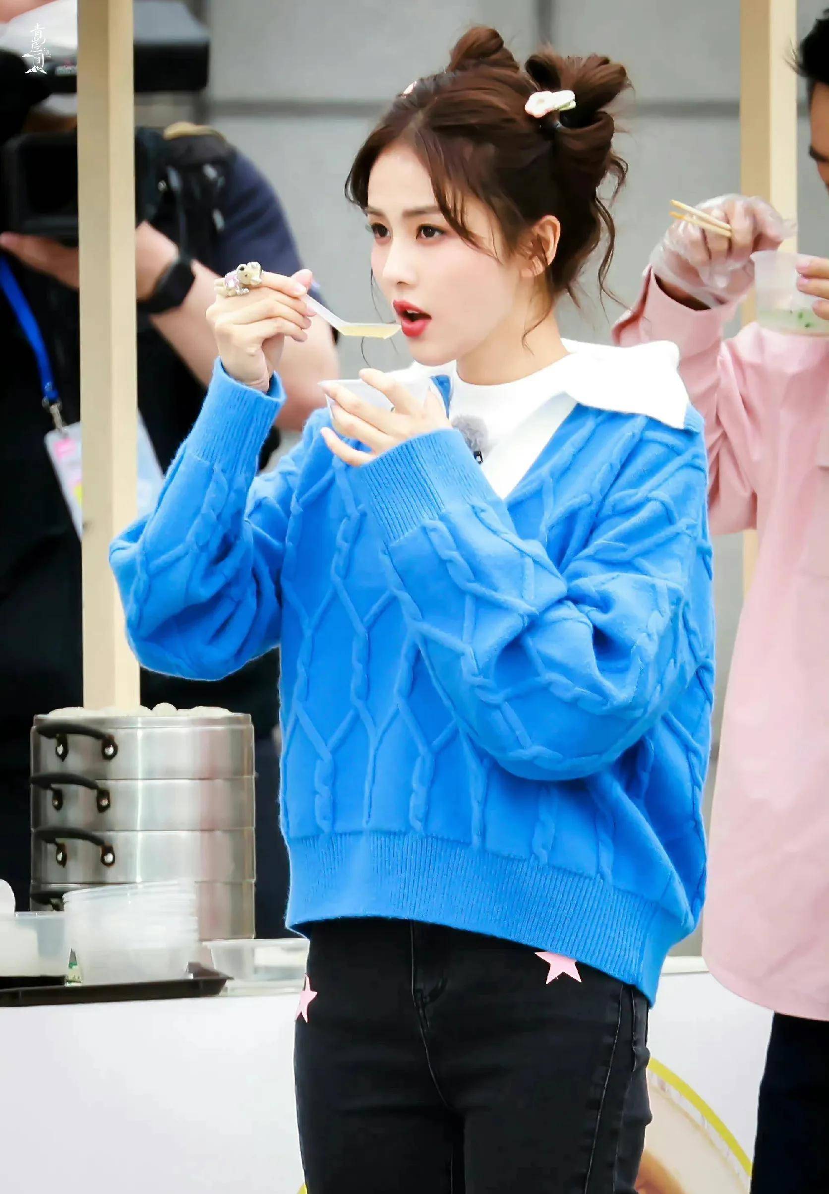 白鹿奔跑吧特别季蓝色毛衣路透,梳公主头扎两个小啾啾好元气可爱_白鹿