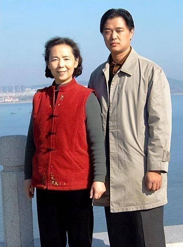 刘世龙:一婚婚变,二婚重组家庭又丧妻,三婚娶粉丝,87岁离世_工作_妻子