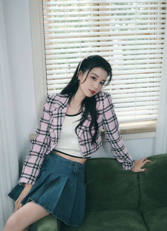 女星王楚然晒写真,长发披肩洒脱轻松,诠释永不褪色的优雅风格_黑色