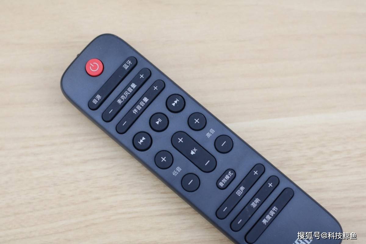 而说起唱歌自然会有个伴奏的问题,jbl cinema ktv350配备的遥控器就有