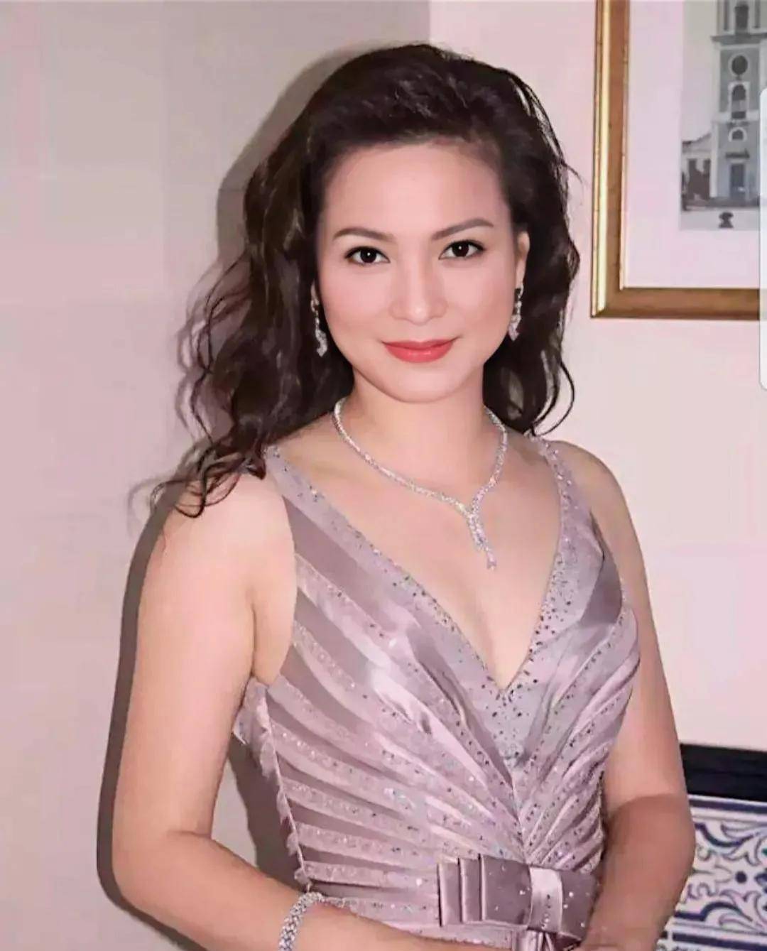 现在的樊亦敏仍然单身,几部tvb剧《美丽战场》《爱回家之开心速递》都