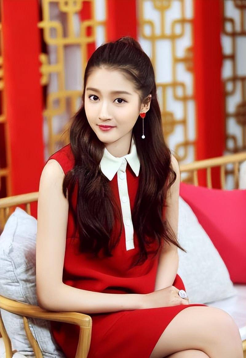 关晓彤身穿万元名牌鞋被粉丝踩脏,脱口而出七个字网友秒称赞_鹿晗