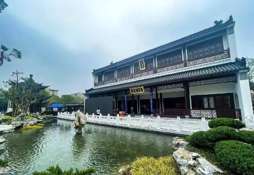 去过杭州西湖的人都知道西湖边有个文澜阁,它作为南方三大馆藏四库