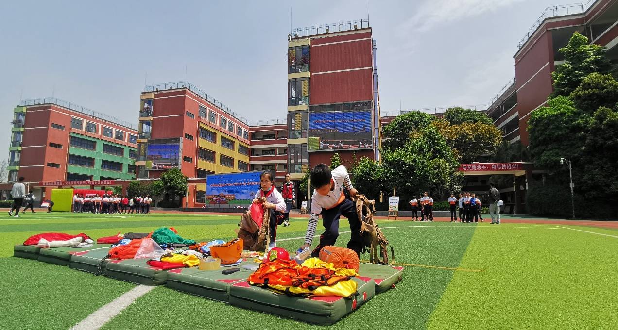 成都高新顺江学校李俊图片