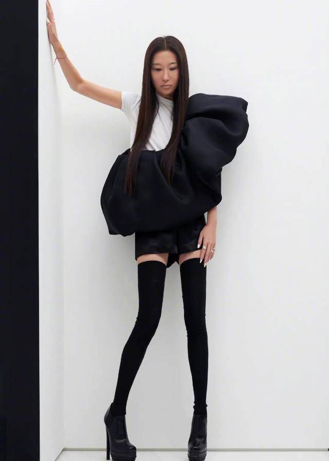 身穿婚纱背影美艳似27岁,比赵雅芝还小_王微微_身材_黑色