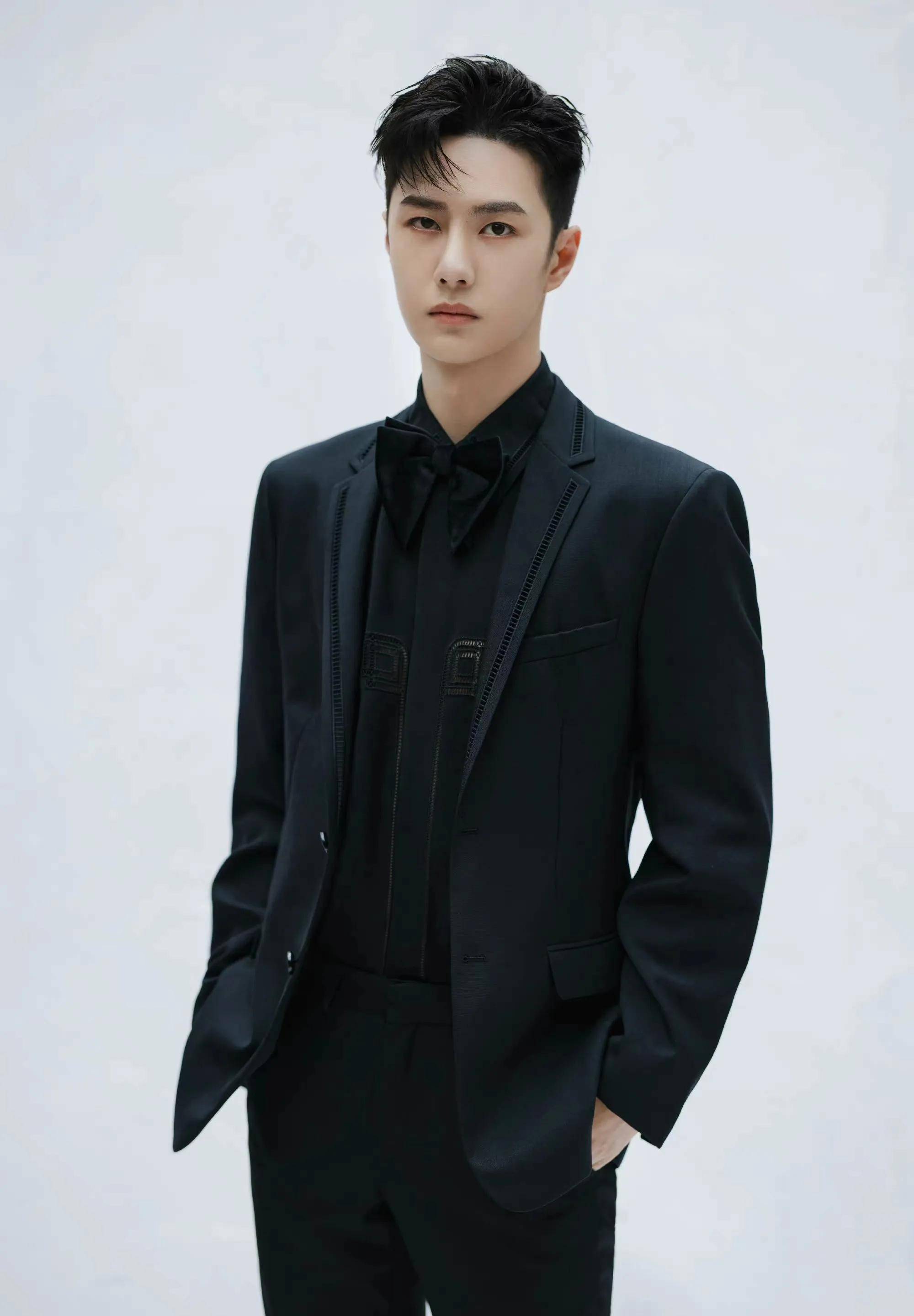 王一博西装穿搭合集_太阳_舞台_白色