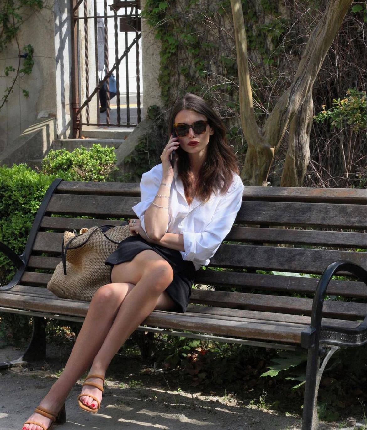 看这个法国女人的街拍,美极了_风格_黑色_衬衫