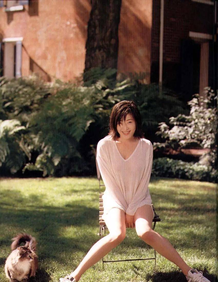 "最美潘金莲"杨思敏:19岁一炮而红,如今却在卖拉面_短裙_气质_毛衣