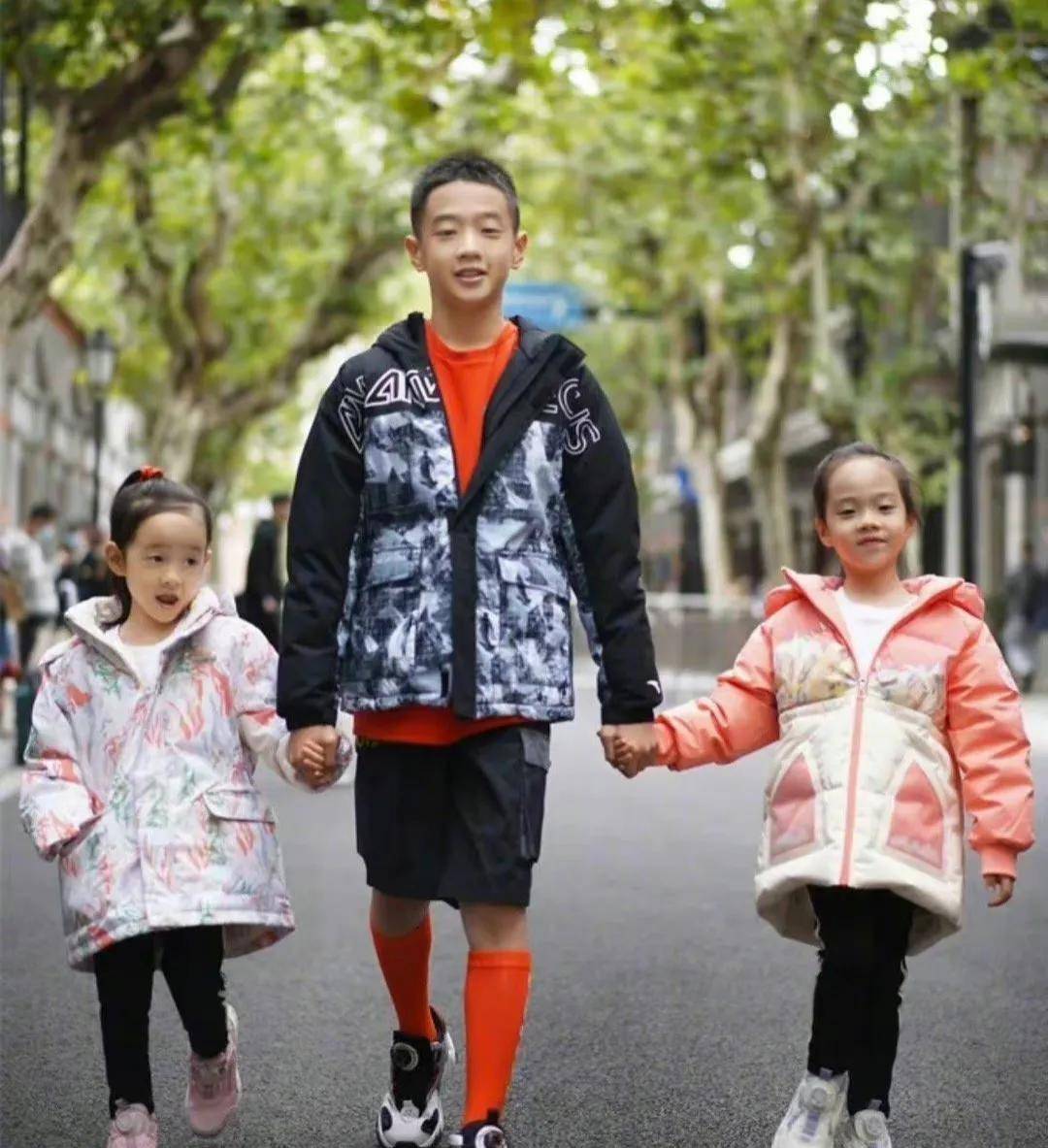 杨威女儿背满江红,身高吸引网友热议:看来一个像爸一个像妈_孩子_妹妹