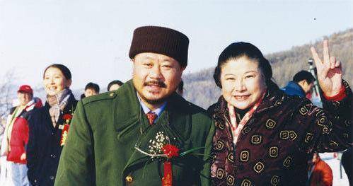 演员李静扮演.十几年后,如今的刘老根和药匣子.