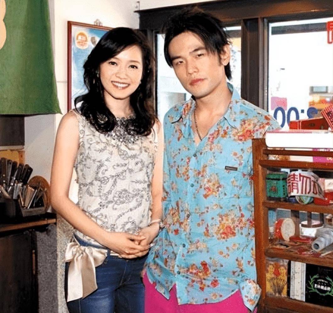 周杰伦旧爱侯佩岑难得秀恩爱,晒全家福示爱老公"谢谢你娶我"_婚礼