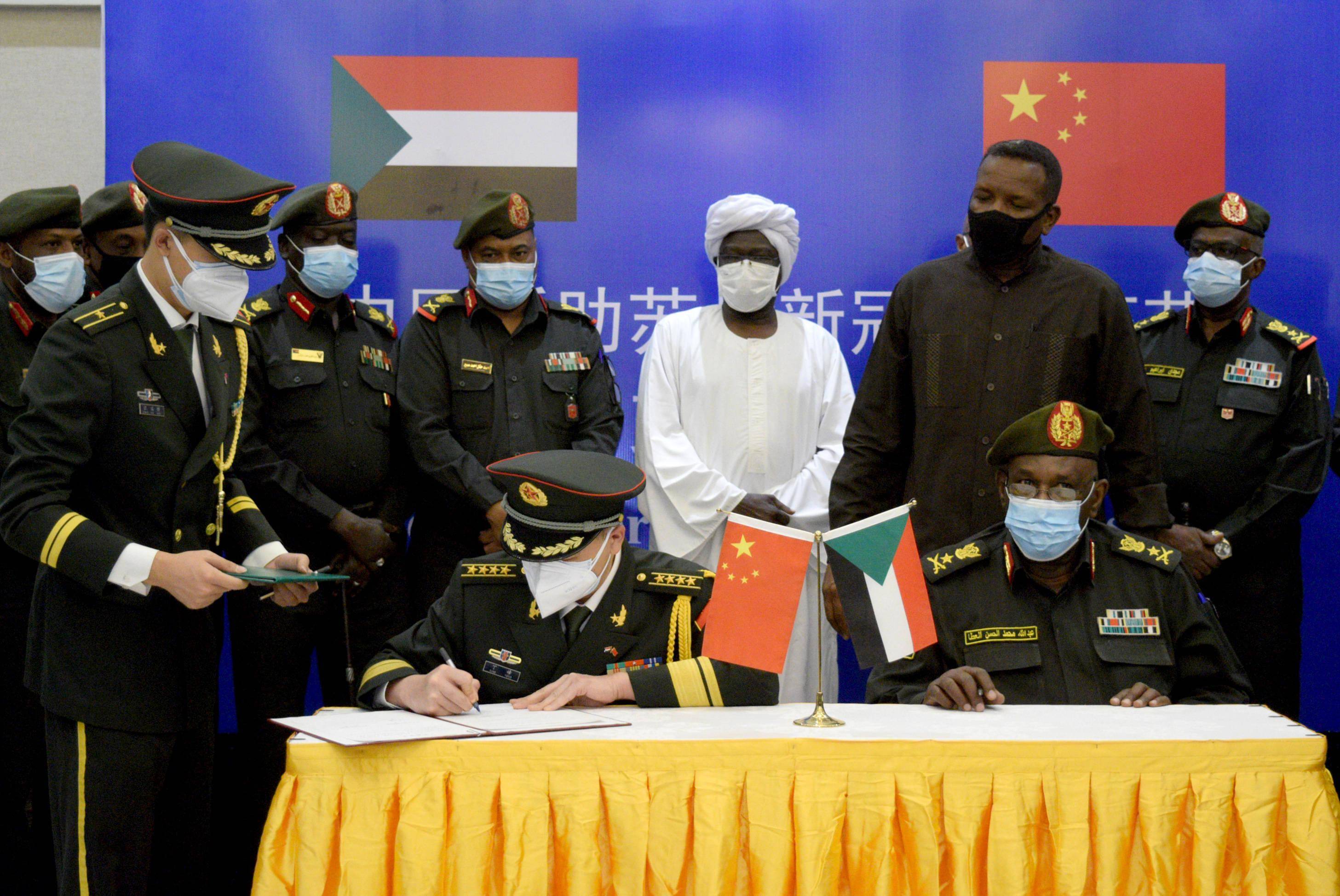这才叫大国声誉，中国撤侨，苏丹各武装开绿灯，一根手指头都不碰|苏丹|撤侨|武装冲突_新浪新闻