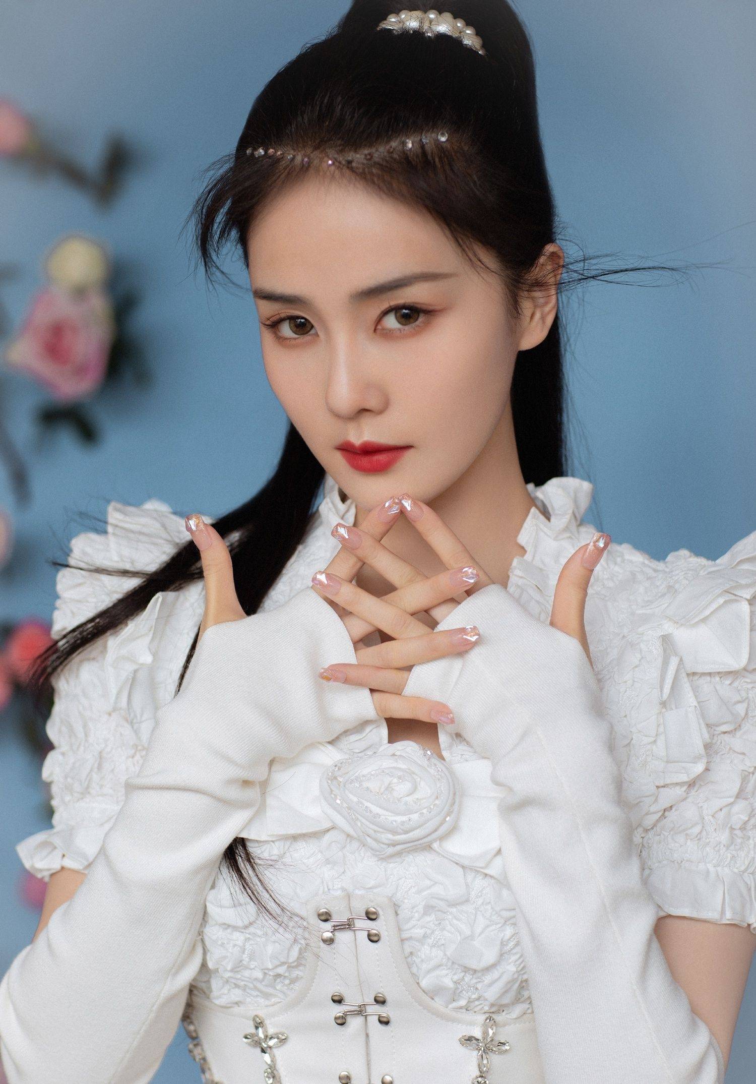 白鹿白色连衣裙过膝靴性感写真_照片_膝盖_美女