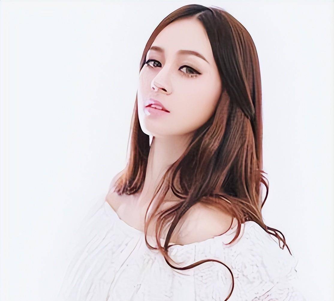 当摆头,甩发,耍扇子成为标配,坐拥4000万粉丝的唐艺还能走多远