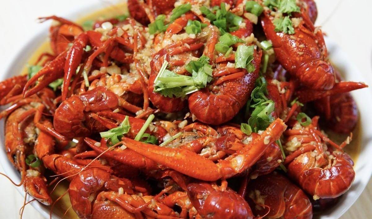 three,蛏子(razor clam)夏天是盛产蛏子的季节,蛏子肉味甘,咸,性寒.