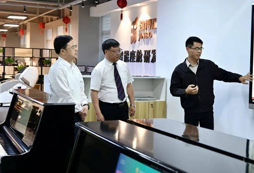 集美区委书记胡旭彬一行莅临小知深艺调研指导_服务_嘉庚高_发展