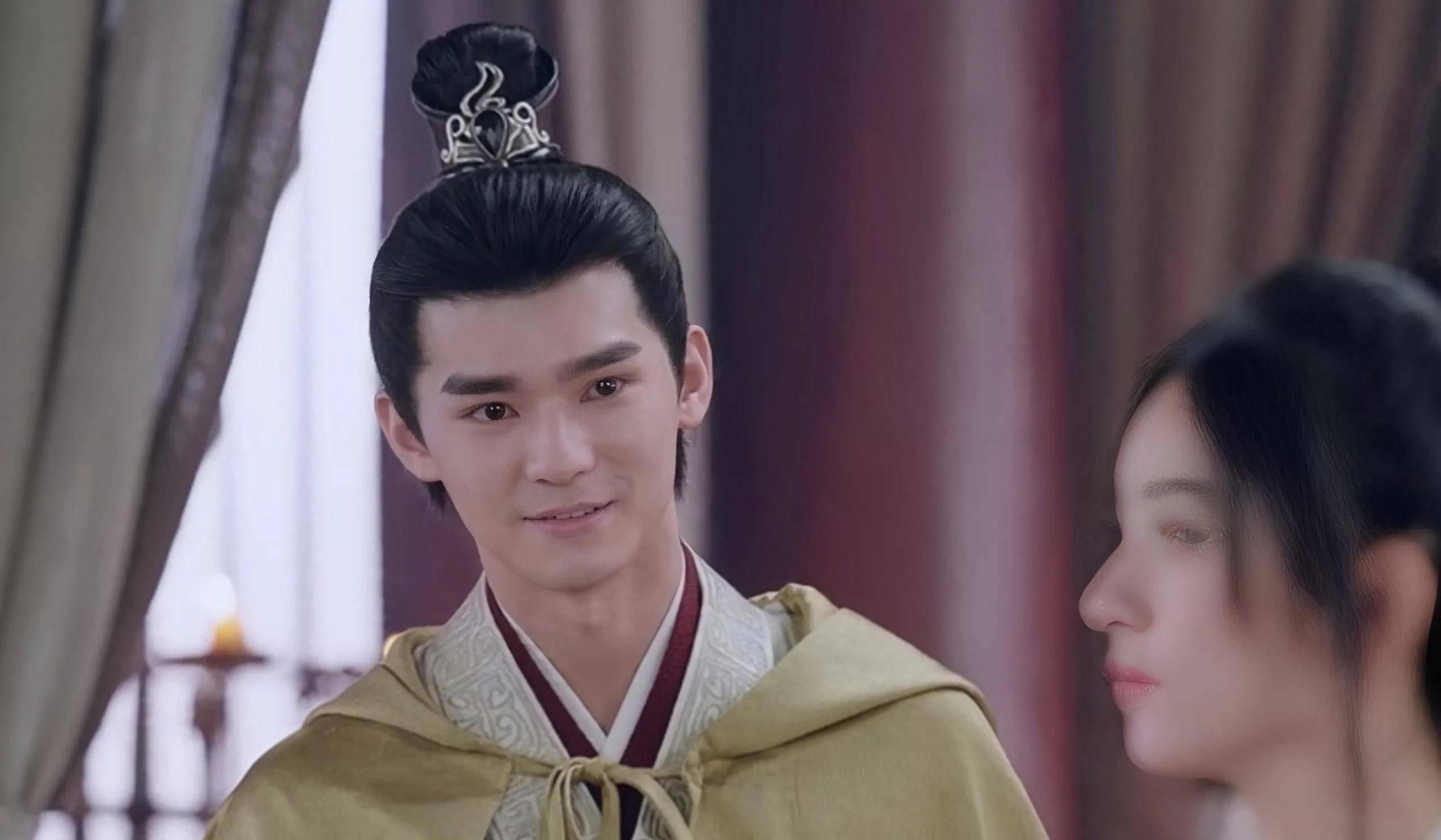 在《我和我的时光少年》青春校园剧里张家硕饰演干净少年化学学霸曲魏